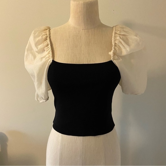 vestique Tops - NWT Vestique Stunner Top w/Puff Sleeves